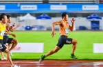 10秒05！！“飞人”谢震业雨中夺冠！！在必发bf88跑道上跑平赛季最佳成就！！